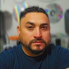 <em>Luis Martínez</em>